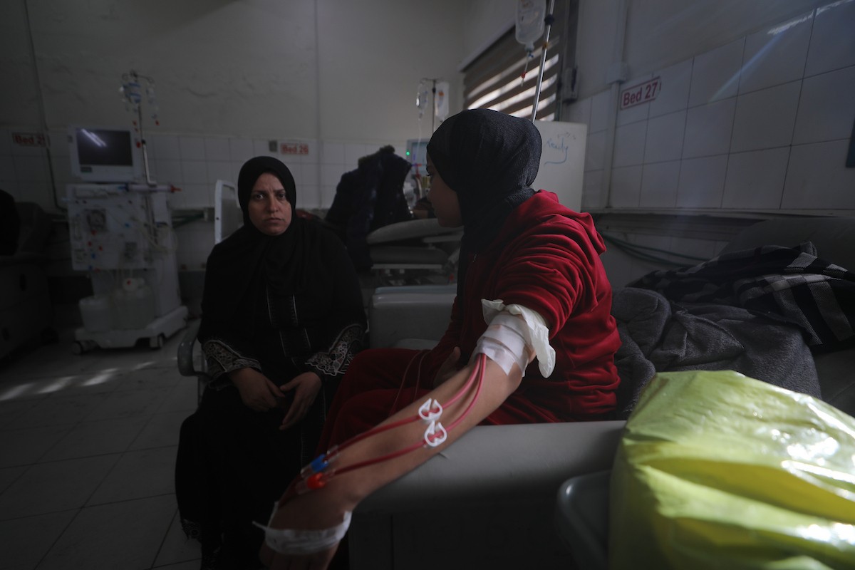 الفلسطينية صابرين الدعمة تنتظر فتح معبر رفح لتتبرع بكليتها لابنتها المريضة آلاء الدمعة، في ظل انهيار القطاع الصحي ونقص الأجهزة والعلاج بسبب الحرب. مستشفى الشفاء بمدينة غزة، 29 يناير/كانون الثاني 2026. صورة: عمر أشتوي