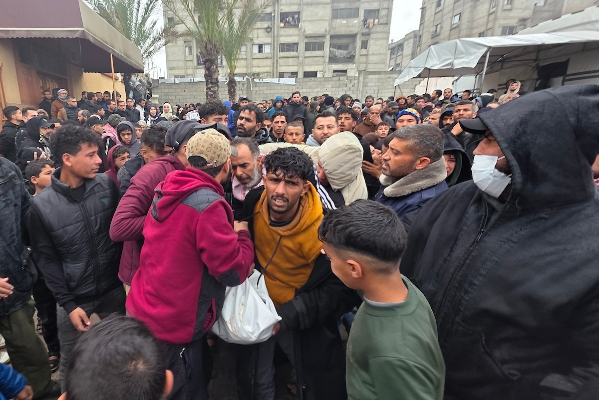 ودّع الفلسطينيون الطفل جثمان حسين أبو سبلة، البالغ من العمر 17 عامًا، في مستشفى ناصر بمدينة خان يونس جنوب قطاع غزة. وقد استشهد أبو سبلة بنيران الجيش الإسرائيلي قرب منطقة التحلية، شرق خان يونس. 19 يناير/كانون الثاني 2026. صورة: (طارق محمد)