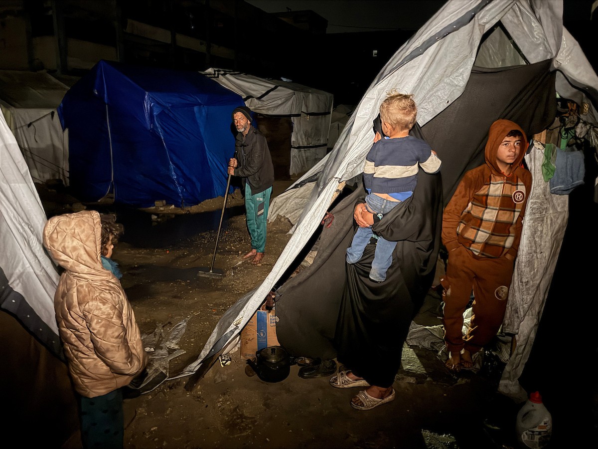 يُكافح الفلسطينيون النازحون، الذين يعيشون في خيام مؤقتة، من أجل البقاء في ظل ظروف قاسية ومعاناة متفاقمة، حيث اقتلعت الأمطار الغزيرة والعواصف العديد من خيامهم وأغرقتها في مدينة خان يونس جنوب قطاع غزة. 9 يناير/كانون الثاني 2026. صورة: محمد سلامة