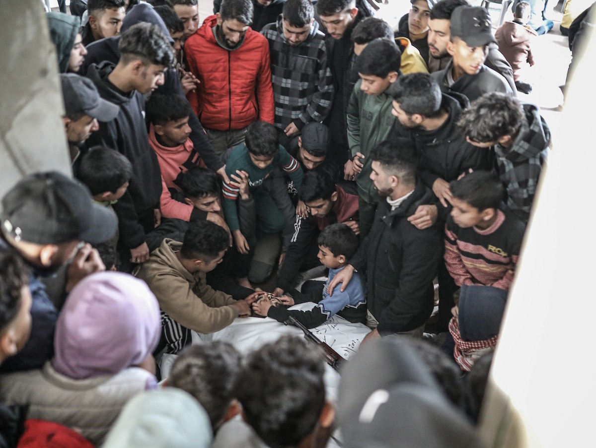 موكب جنازة فلسطينيين اثنين استشهدا في هجوم إسرائيلي على مخيم المغازي للاجئين وسط قطاع غزة. 30 يناير/كانون الثاني 2026. تصوير: رمزي أبو عامر