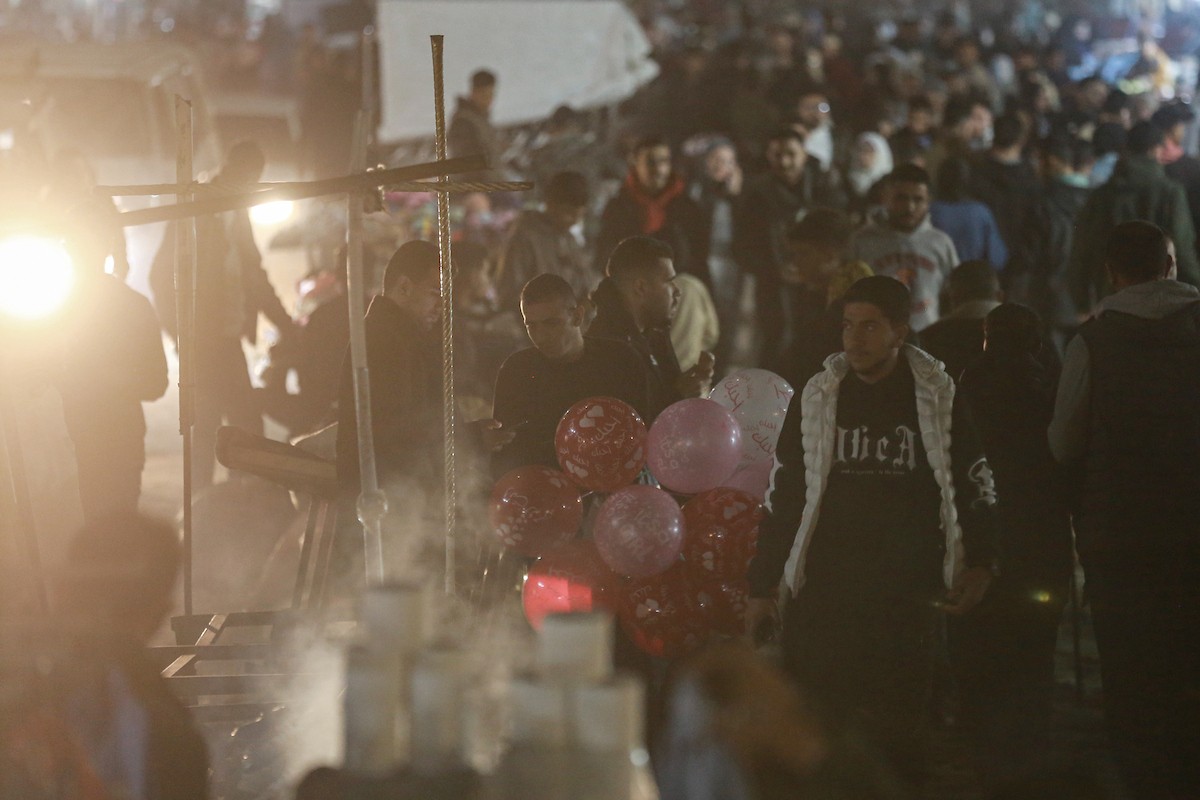 شارع عمر المختار بحي الرمال في مدينة غزة، ليل 31 ديسمبر/كانون الأول 2025، آخر أيام عام 2025، صورة: عمر أشتوي