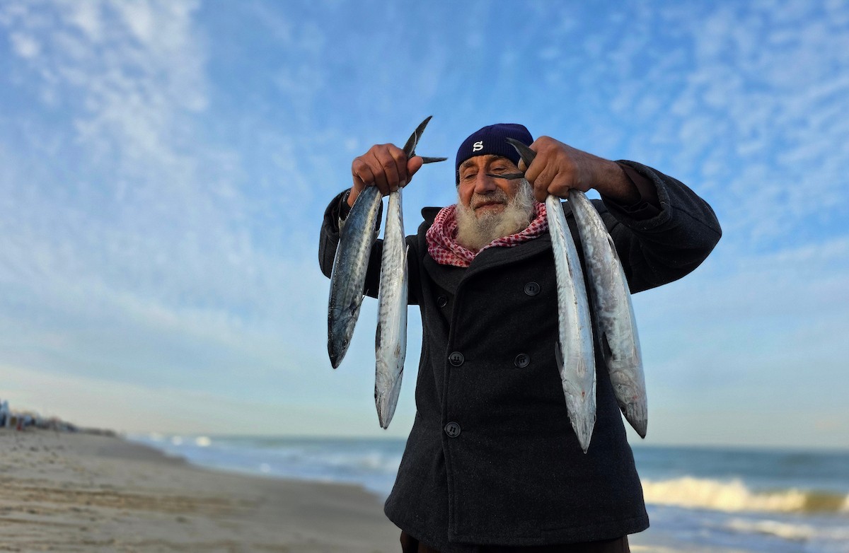 صيادون يعودون للعمل قبالة سواحل خان يونس بإمكانيات محدودة ومخاوف ملاحقتهم واستهدافهم من قبل الاحتلال الاسرائيلي، 31 ديسمبر/كانون الأول 2025. صورة: طارق محمد