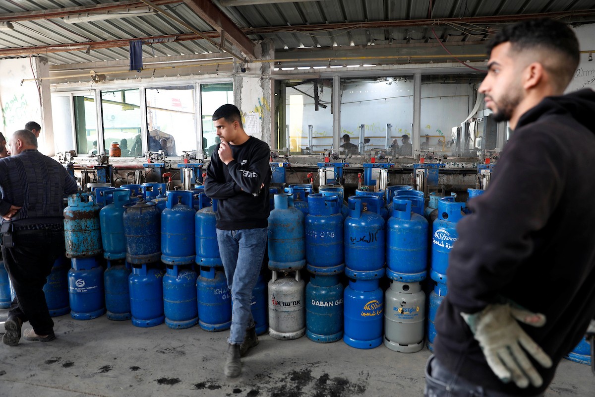 اصطفّ المواطنون في طوابير طويلة أمام محطات تعبئة الغاز في الخليل، وسط مخاوف من تفاقم أزمة نقص الغاز في الضفة الغربية،، 25 يناير/كانون الثاني 2026. صورة: مأمون وزواز