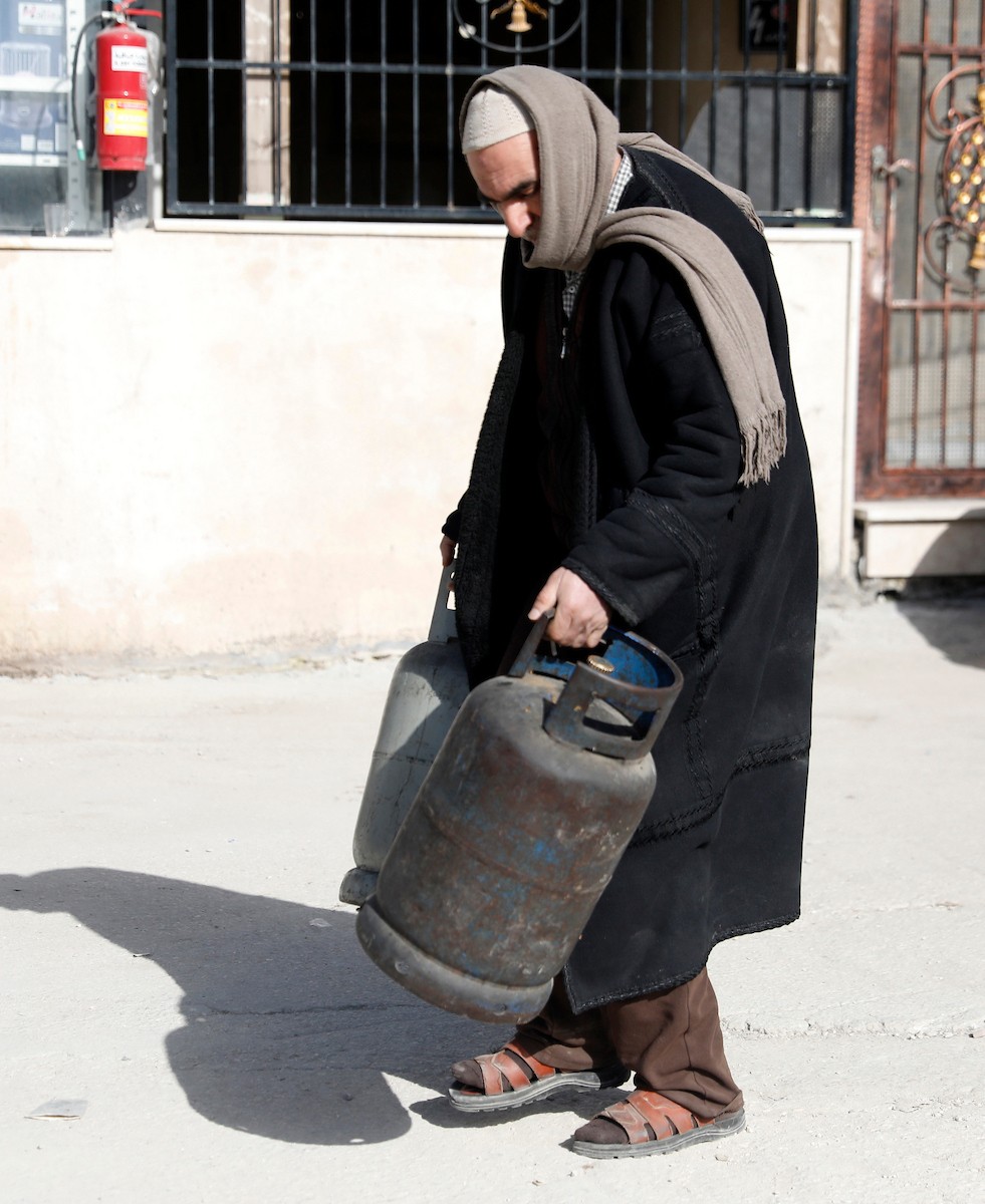 اصطفّ المواطنون في طوابير طويلة أمام محطات تعبئة الغاز في الخليل، وسط مخاوف من تفاقم أزمة نقص الغاز في الضفة الغربية،، 25 يناير/كانون الثاني 2026. صورة: مأمون وزواز