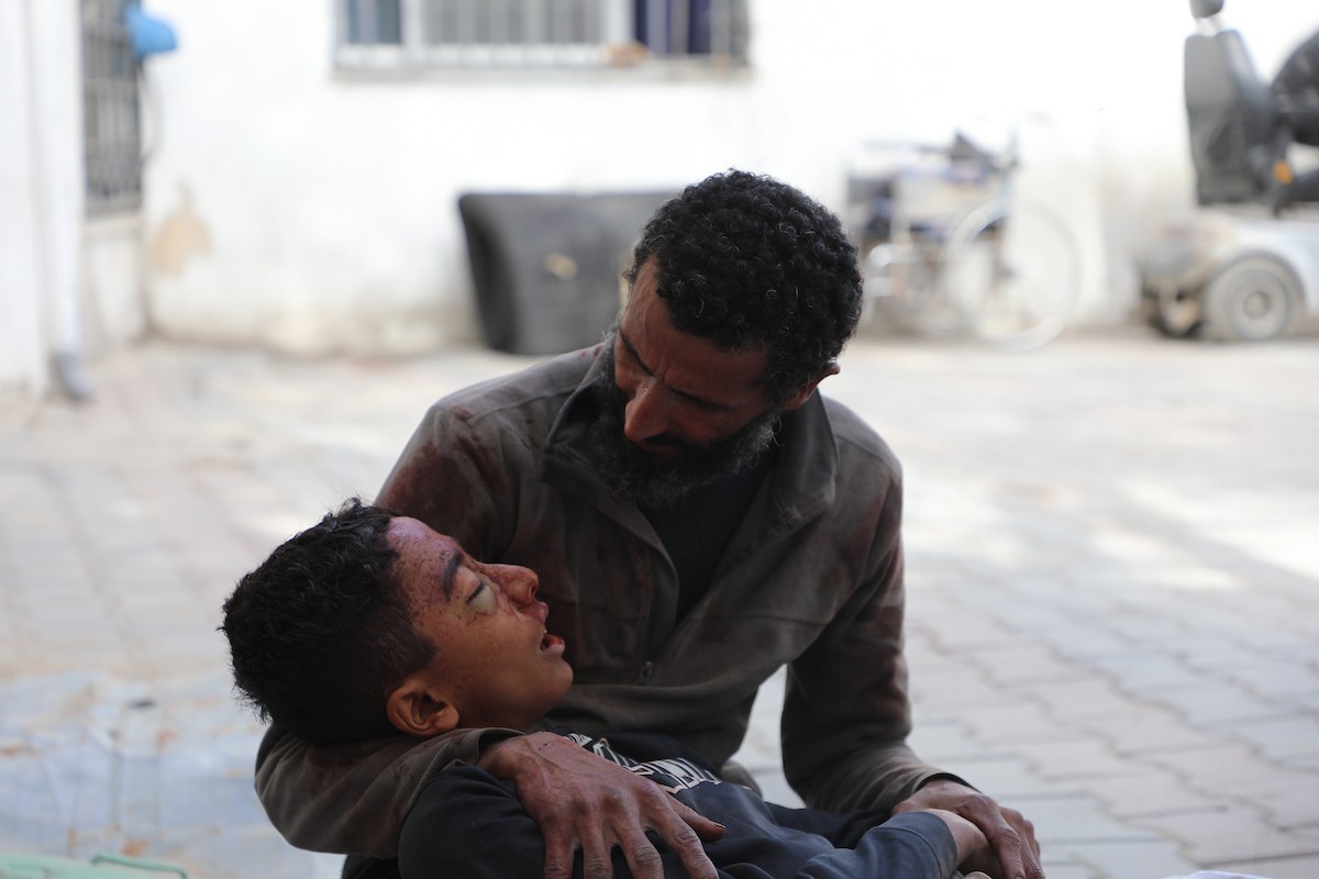 حضر أقارب شاب فلسطيني، قُتل بنيران الجيش الإسرائيلي، مراسم الدفن التي أقيمت في مستشفى الشفاء بمدينة غزة، في 24 يناير/كانون الثاني 2026. (صورة: عمر أشتوي)