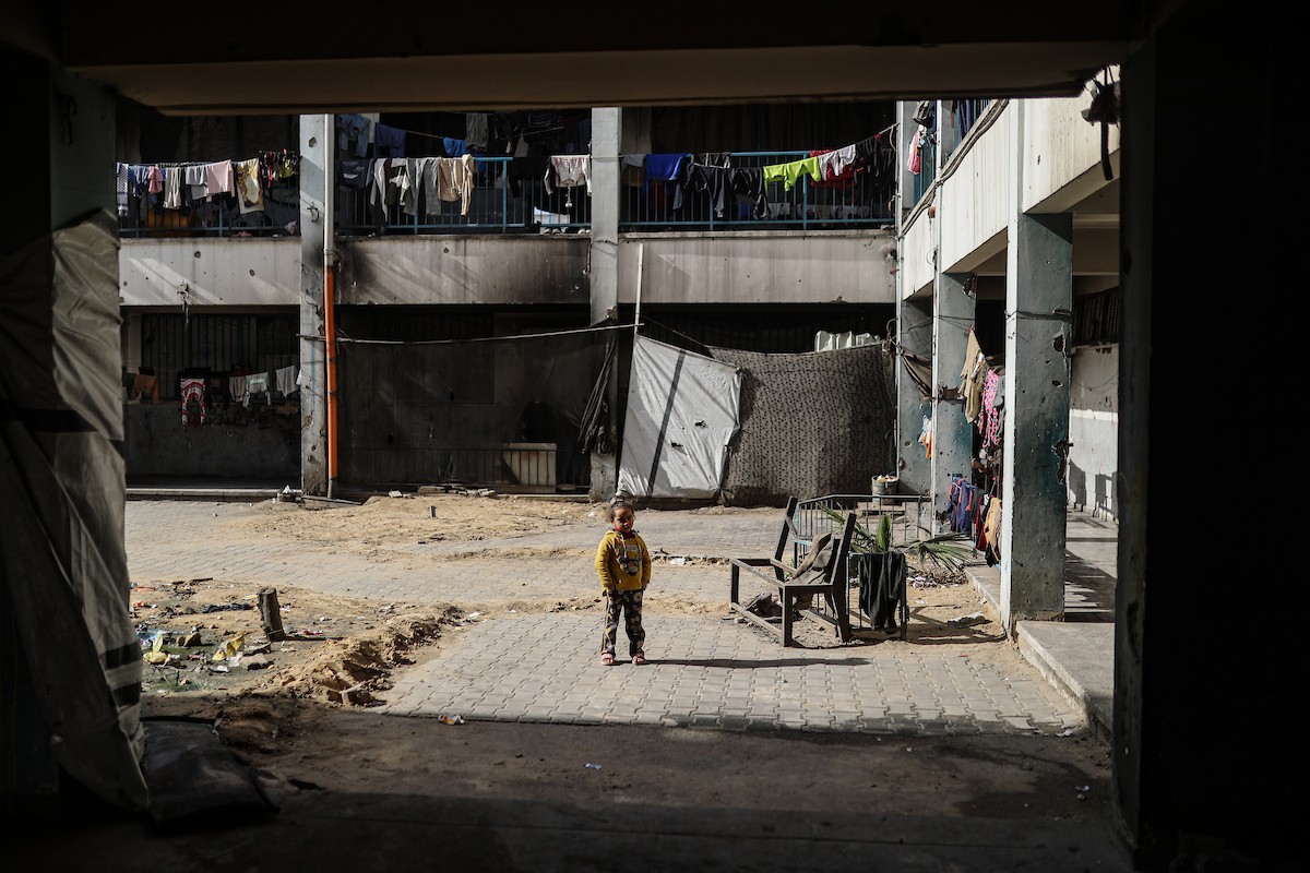 عائلات فلسطينية نزحت جراء الهجمات الإسرائيلية منذ 7 أكتوبر/تشرين الأول 2023، تأوي إلى مدرسة تابعة لوكالة الأونروا في حي تل الهوى بمدينة غزة. 26 يناير/كانون الثاني 2026، بعدسة عمر أشتوي