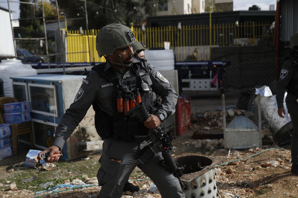 قوات إسرائيلية تهدم وتصادر عدد من المحلات التجارية المصنوعة من الكرفانات في السموع جنوب الخليل،31 ديسمبر/كانون الأول 2025. تصوير: مأمون وزواز