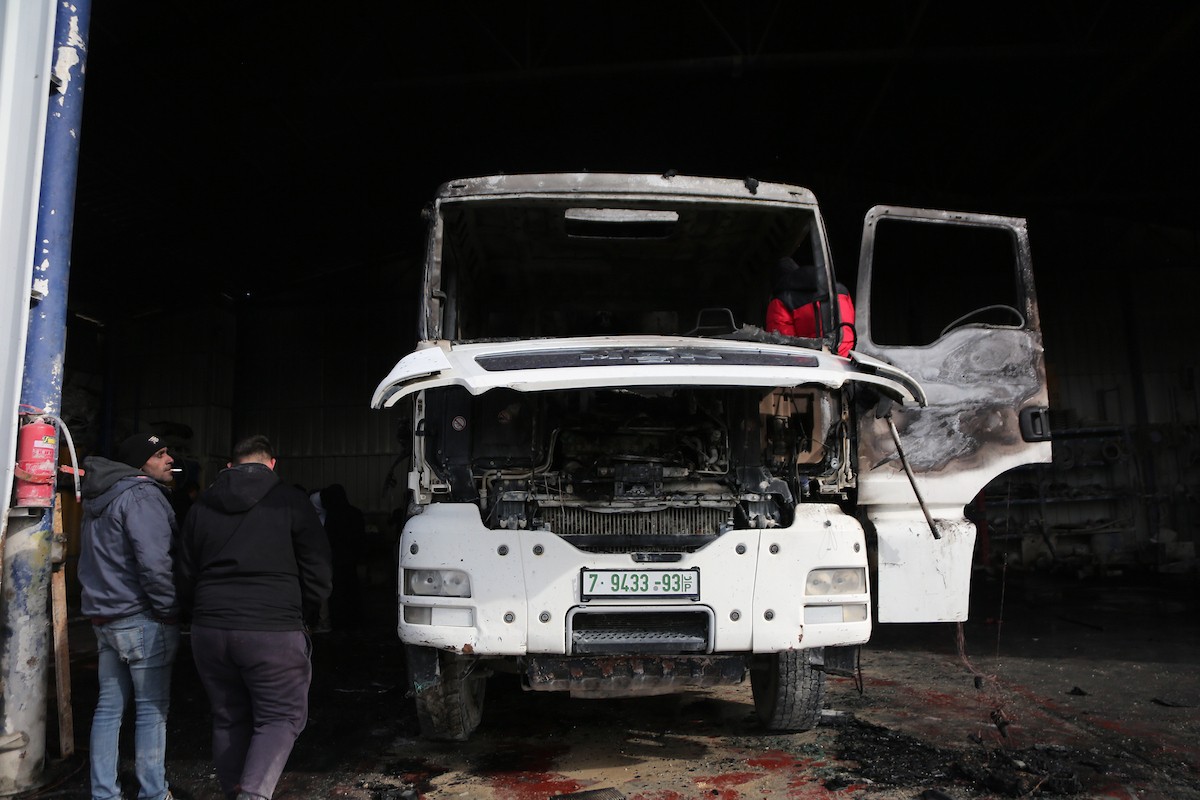 يتفقد الفلسطينيون الأضرار التي لحقت بمركباتهم وشاحناتهم وجرافاتهم بعد أن أضرم مستوطنون إسرائيليون النار فيها خلال هجوم شنوه على قرية عوريف، جنوب نابلس، في الضفة الغربية في 21 يناير/كانون الثاني 2026. صورة: محمد ناصر