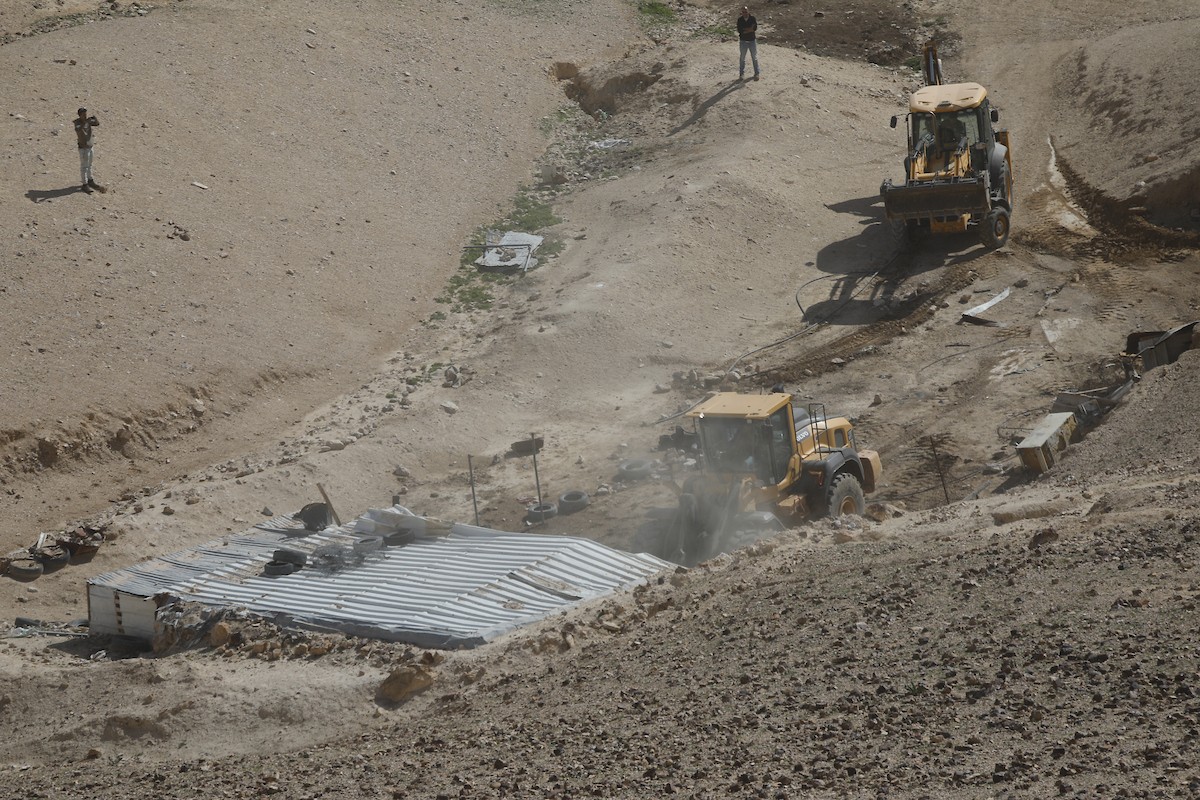 جرافات عسكرية إسرائيلية تهدم ستة منازل تعود لسكان بدو فلسطينيين جنوب الخليل، ضمن حملة أوسع تستهدف المجتمعات البدوية في المنطقة، 26 يناير/كانون الثاني 2026. صورة: مأمون وزواز