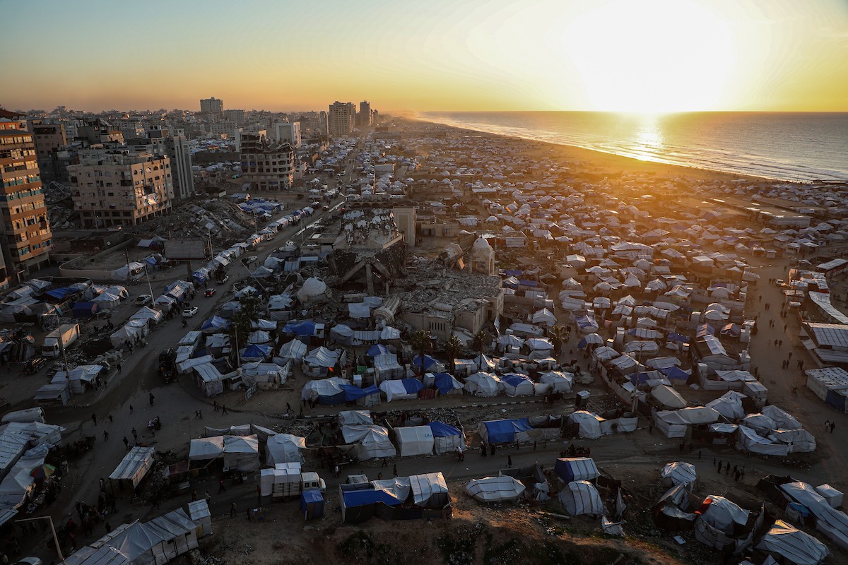 مشاهد عامة لخيام النازحين على شاطئ مدينة غزة. يعاني النازحون معاناة مضاعفة من ويلات النزاع وقسوة الأحوال الجوية، إذ لا توفر الخيام أي حماية من برد الشتاء القارس والأمطار الغزيرة، 3 يناير/كانون الثاني 2026. تصوير: عمر أشتوي