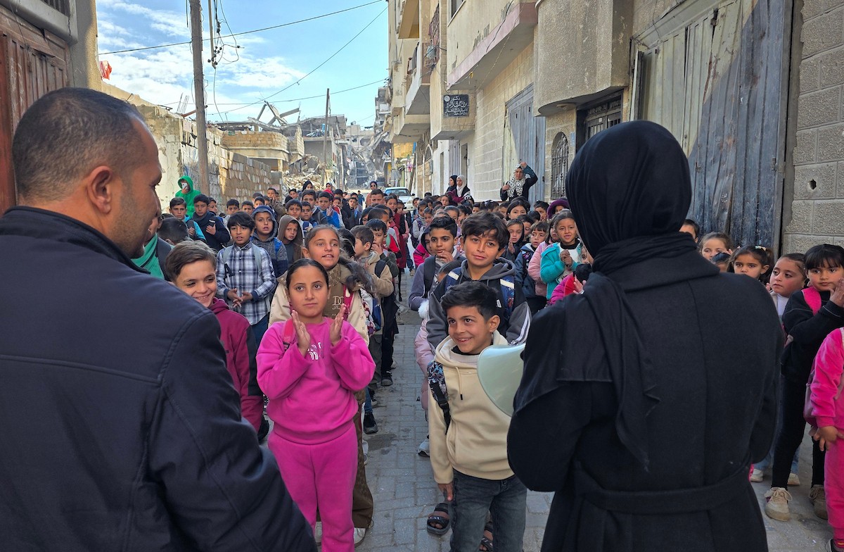 يتلقى الأطفال تعليمهم في أحد المراكز التعليمية بمدينة خان يونس جنوب قطاع غزة وسط مخاوف مستمرة من الغارات الإسرائيلية، نظرًا لموقعها القريب من 