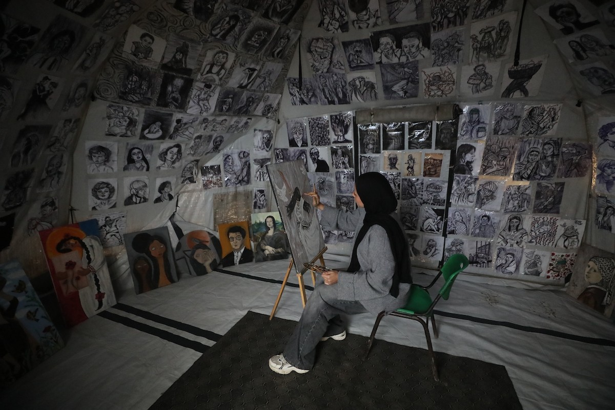 الفلسطينية مرَح خالد الزعانين (18 عاما) تحول خيمة نزوحها في مدينة غزة إلى معرض فني، 28 يناير/كانون الثاني 2026. تصوير: عمر أشتوي