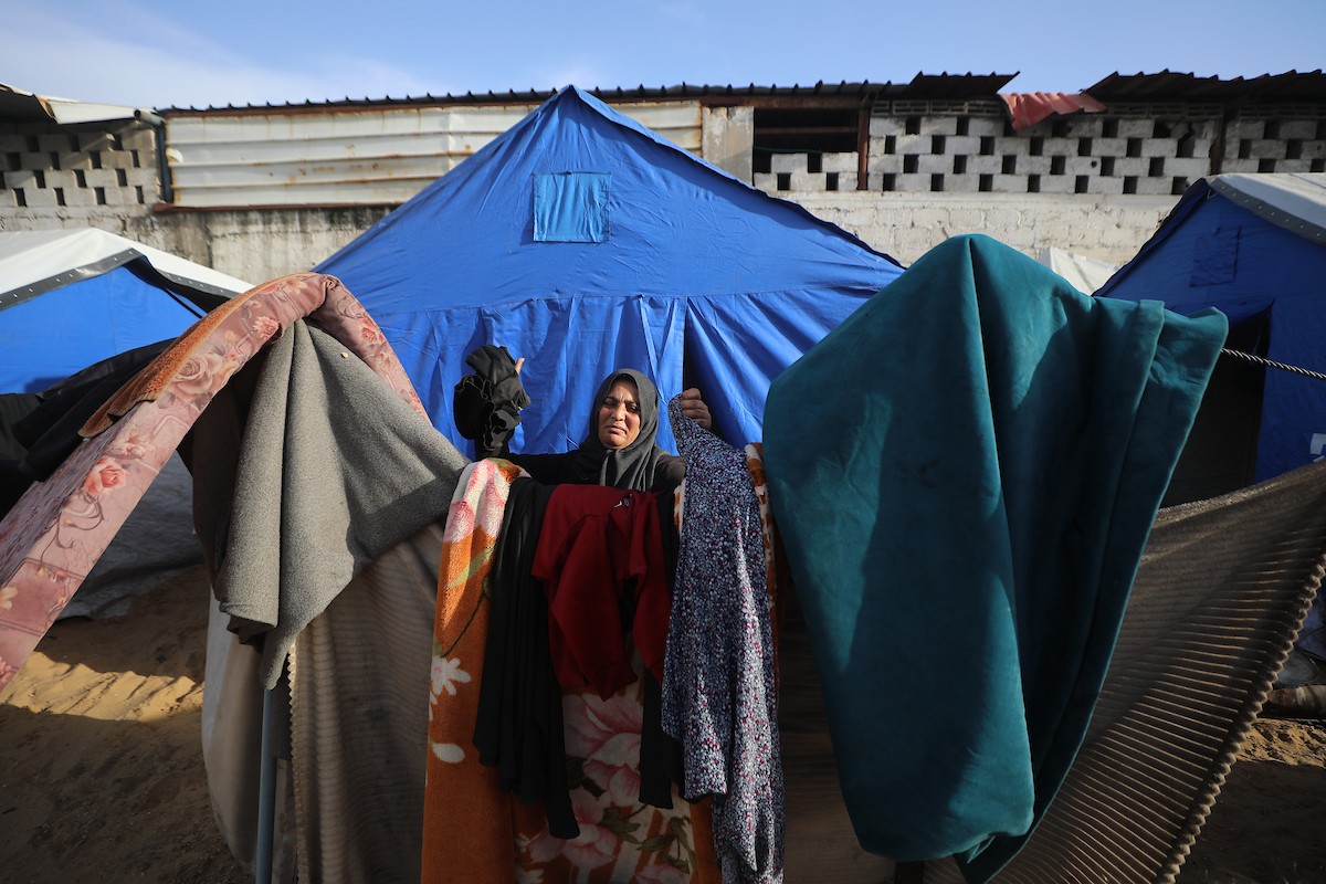 كفاح صبح (38 عامًا) فلسطينية، تكافح لإعالة أسرتها داخل خيمة ممزقة في مدينة غزة، وسط ظروف معيشية قاسية ونقص شبه تام في الضروريات الأساسية. 29 يناير/كانون الثاني 2026. تصوير: عمر أشتوي