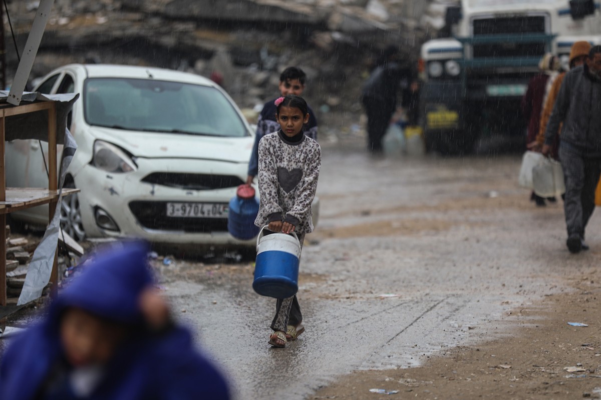 يواصل الفلسطينيون النازحون، الذين لجأوا إلى خيام مؤقتة ومدارس أو منازل متضررة بشدة، حياتهم وسط الأزمة الإنسانية المستمرة الناجمة عن الحصار الإسرائيلي في مخيم جباليا، شمال قطاع غزة، في 18 يناير/كانون الثاني 2026. صورة: عمر أشتوي