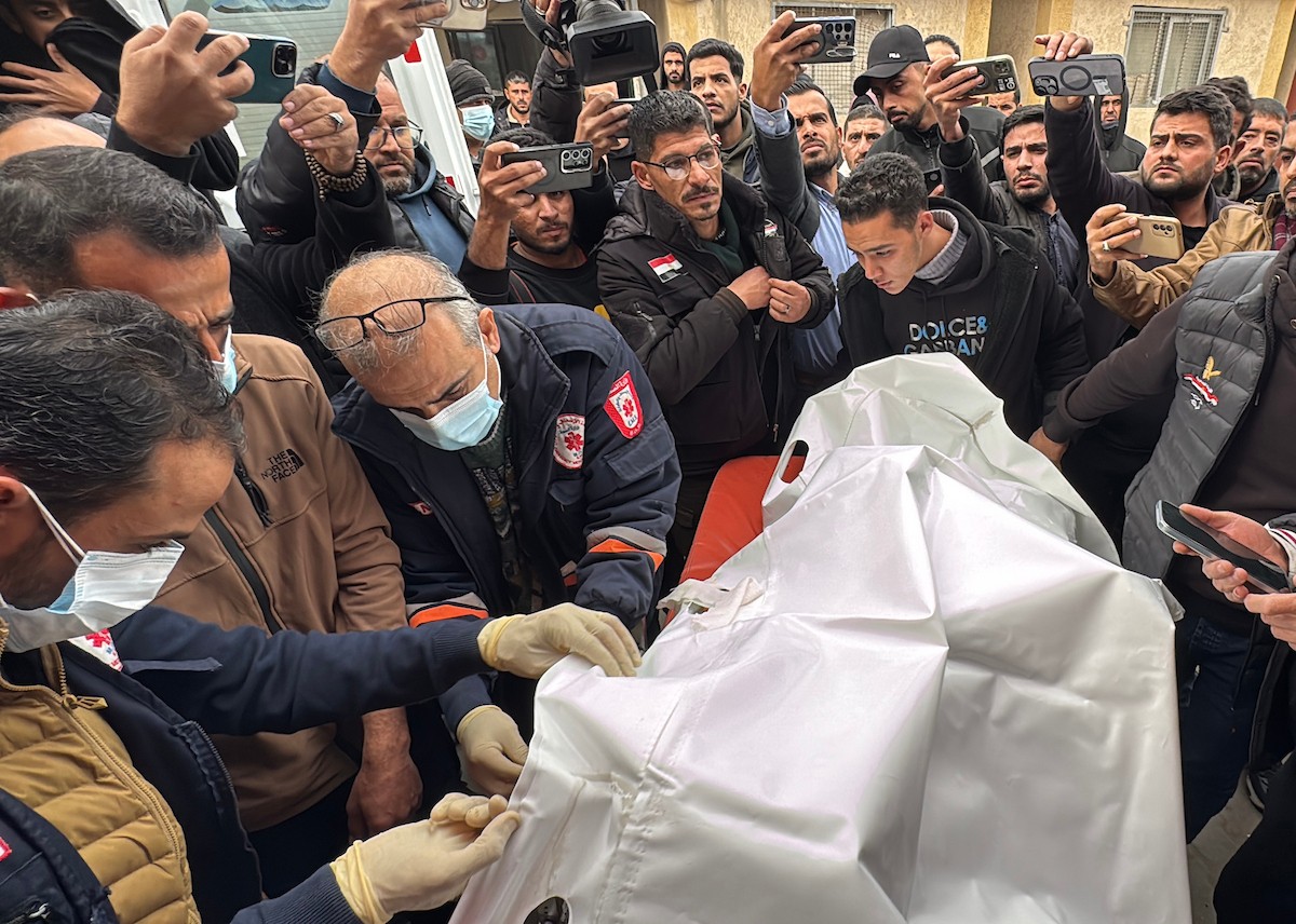 وصلت ثلاث جثث إلى مستشفى شهداء الأقصى في دير البلح، من بينها جثة صحفي، نتيجة هجومين إسرائيليين منفصلين، أحدهما شرق مخيم البريج والآخر في مدينة الزهراء وسط قطاع غزة. 21 يناير/كانون الثاني 2026. صورة: أحمد إبراهيم