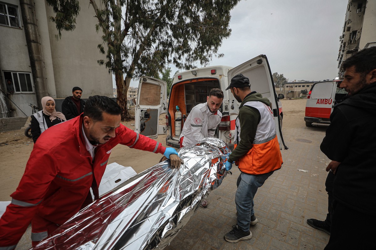 وصلت جثامين أربعة مواطنين إلى مستشفى الشفاء. قُتلوا في هجوم إسرائيلي استهدف مجموعة من المدنيين جنوب حي الزيتون في مدينة غزة. 22 يناير/كانون الثاني 2026 . صورة: عمر أشتوي