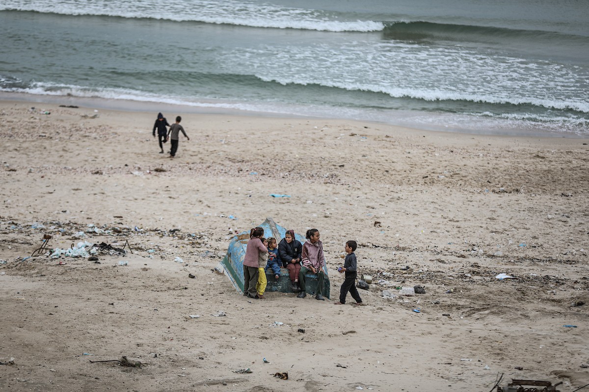 يتفقد فلسطينيون نازحون خيامهم بعد أن تضررت بشدة جراء عاصفة هوائية قوية ضربت مخيمًا للنازحين وسط قطاع غزة. 22 يناير/كانون الثاني 2026. تصوير: رمزي أبو عامر