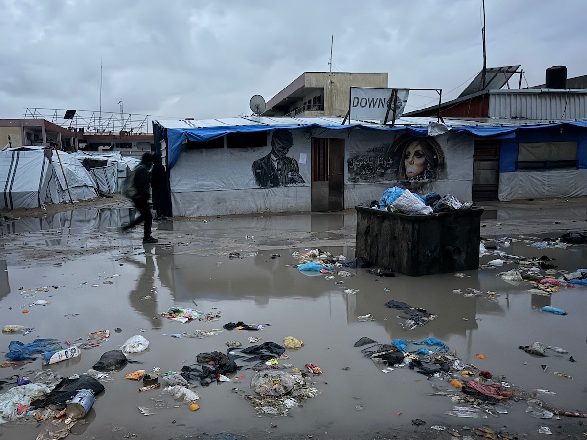 يُكافح الفلسطينيون النازحون، الذين يعيشون في خيام مؤقتة، من أجل البقاء في ظل ظروف قاسية ومعاناة متفاقمة، حيث اقتلعت الأمطار الغزيرة والعواصف العديد من خيامهم وأغرقتها في مدينة خان يونس جنوب قطاع غزة. 9 يناير/كانون الثاني 2026. صورة: محمد سلامة