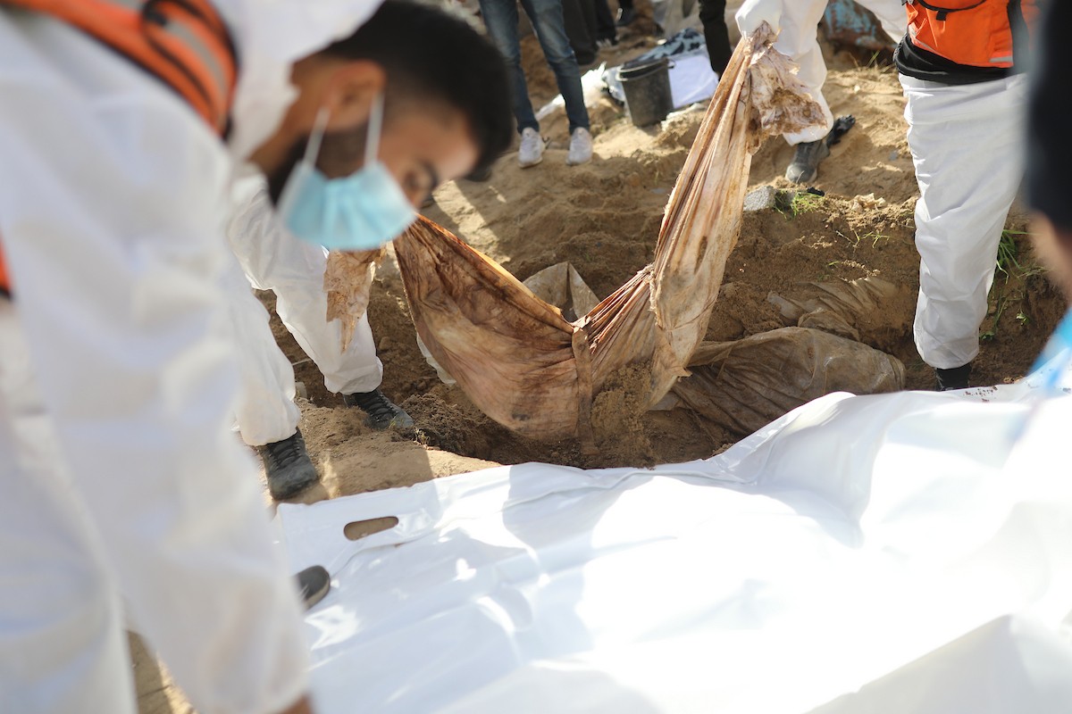 استخراج رفات 50 شهيدا دفنت خلال حرب الإبادة على قطاع غزة، من مقبرة مؤقتة في ساحات مسجد صلاح الدين بحي الزيتون، لنقلها إلى مقبرة دائمة في مدينة غزة، 25 يناير/كانون الثاني 2026. صورة: عمر أشتوي