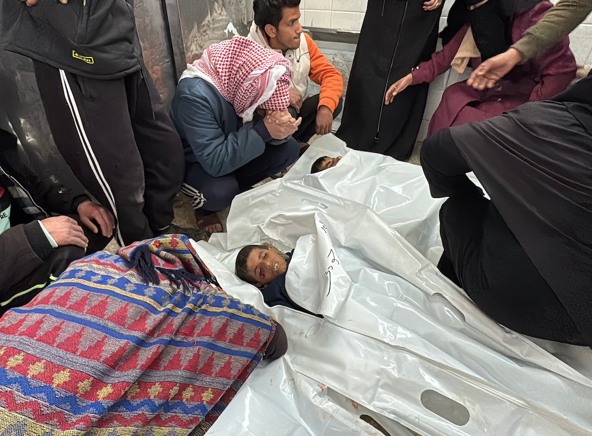 ودّع فلسطينيون ثلاثة جثامين في مستشفى شهداء الأقصى، بينهم أب وطفله، قُتلا بنيران الجيش الإسرائيلي شرق دير البلح في وسط قطاع غزة، في 21 ينايركانون الثاني 2026. (صورة أحمد إبراهيم)