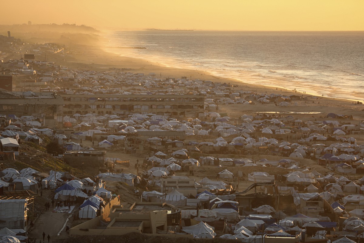 مشاهد عامة لخيام النازحين على شاطئ مدينة غزة. يعاني النازحون معاناة مضاعفة من ويلات النزاع وقسوة الأحوال الجوية، إذ لا توفر الخيام أي حماية من برد الشتاء القارس والأمطار الغزيرة، 3 يناير/كانون الثاني 2026. تصوير: عمر أشتوي