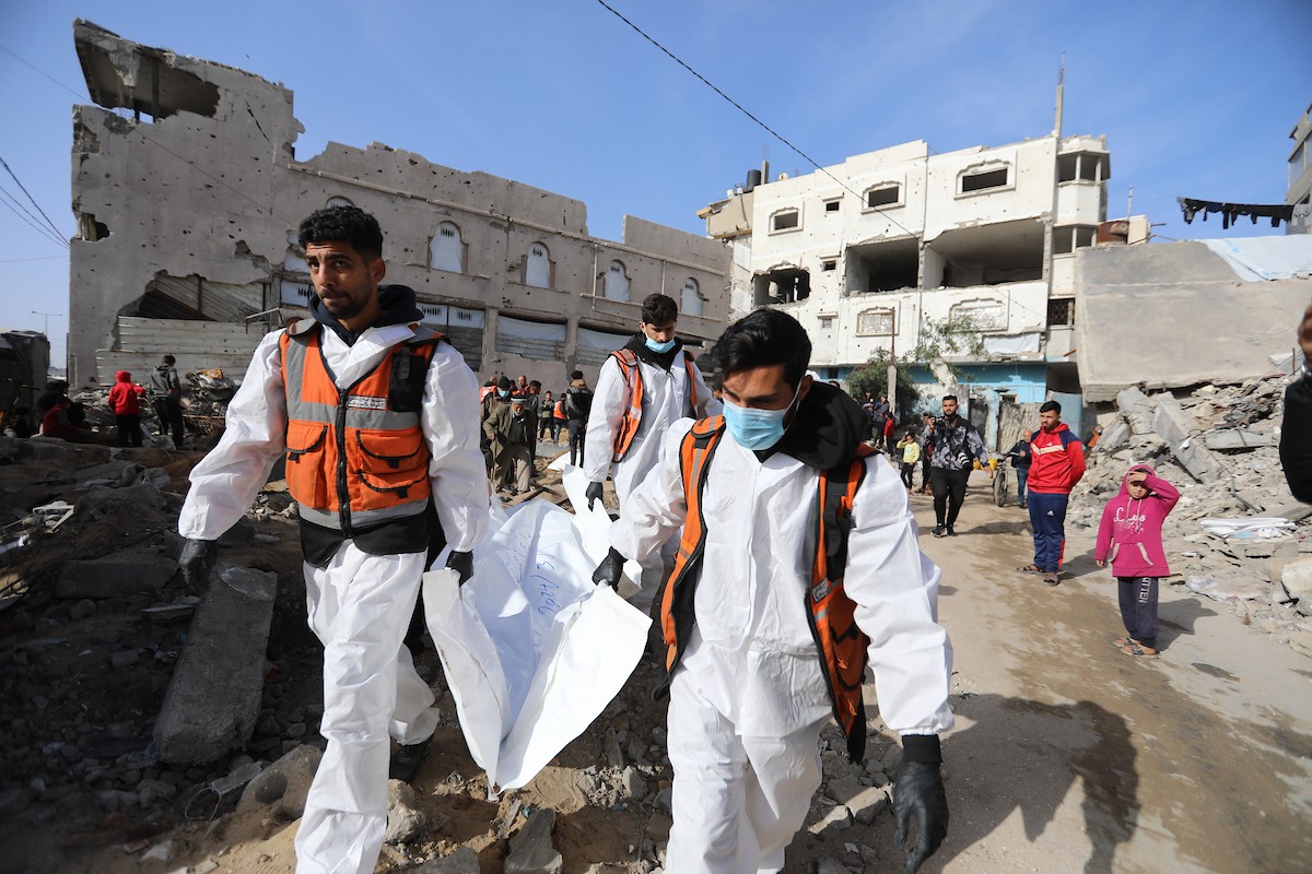 استخراج رفات 50 شهيدا دفنت خلال حرب الإبادة على قطاع غزة، من مقبرة مؤقتة في ساحات مسجد صلاح الدين بحي الزيتون، لنقلها إلى مقبرة دائمة في مدينة غزة، 25 يناير/كانون الثاني 2026. صورة: عمر أشتوي