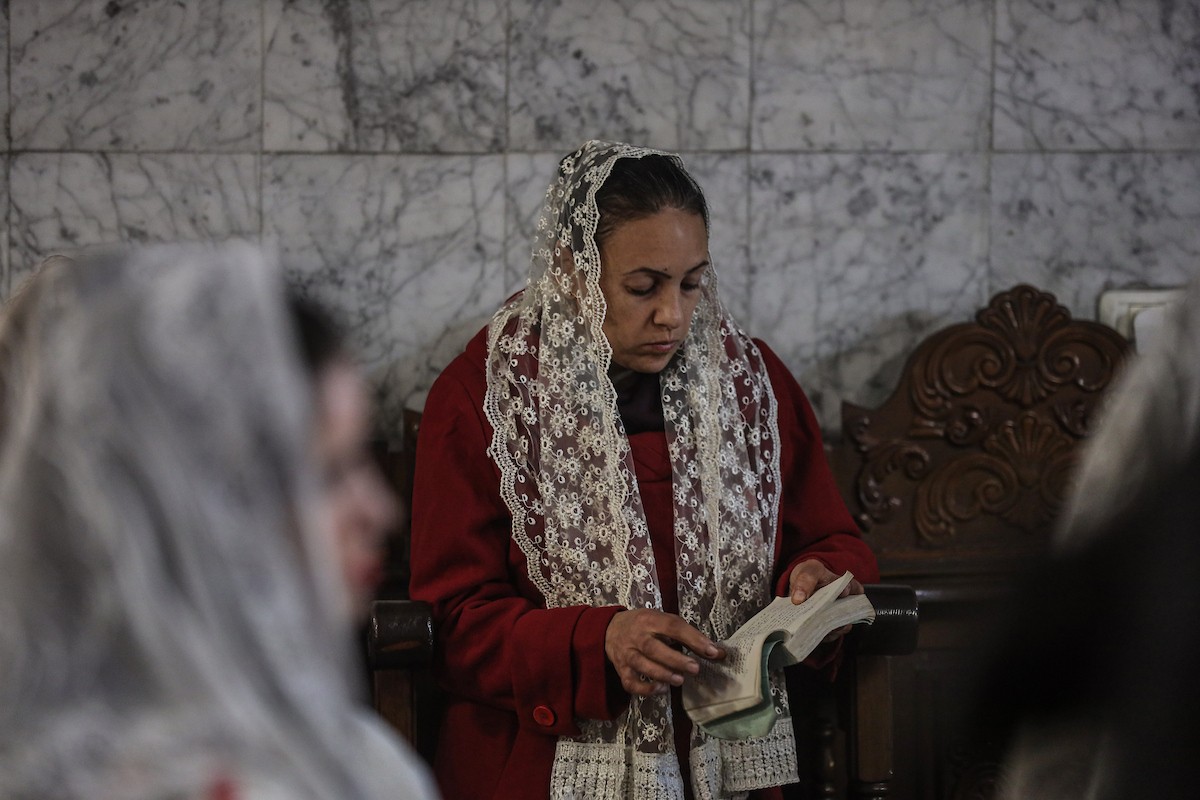 حضر مسيحيون أرثوذكس يحتفلون بعيد الميلاد وفقًا للتقويم الشرقي قداسًا في كنيسة القديس بورفيريوس اليونانية الأرثوذكسية في غزة في 7 يناير/كانون ثاني 2026. صورة من عمر أشتوي