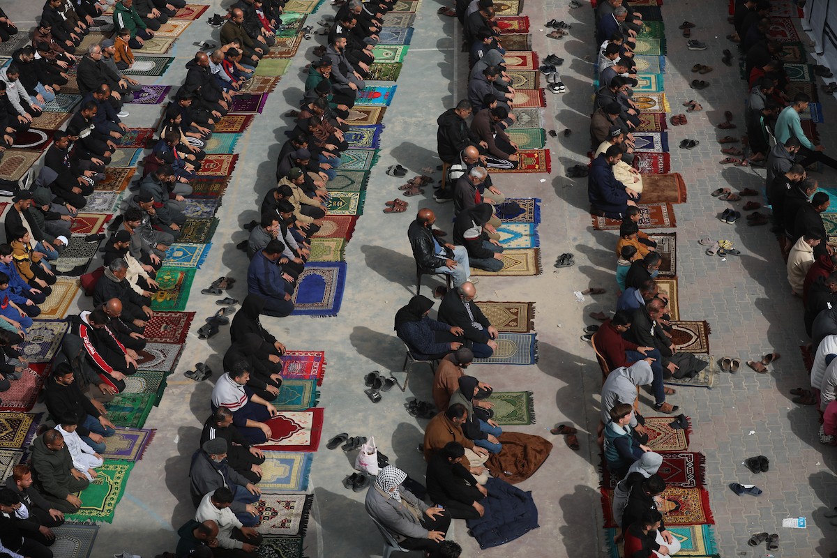 يؤدي الفلسطينيون صلاة الجمعة داخل مدرسة تابعة لوكالة الأونروا، حُوِّلت إلى ملجأ بعد نزوح عائلات منها جراء الهجمات الإسرائيلية منذ 7 أكتوبر/تشرين الأول 2023، في مدينة غزة. 30 يناير/كانون الثاني 2026. صورة: عمر أشتوي