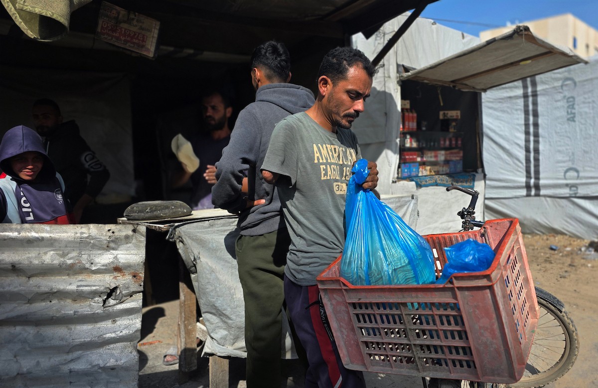 الفلسطيني محمد قحمان يعيد افتتاح مخبز تقليدي وسط أنقاض مدينة حمد غرب خان يونس، ويعمل جنباً إلى جنب مع أبنائه وصهره، وجميعهم من مبتوري الأطراف، 21 يناير/كانون الثاني 2026  . صورة: طارق محمد