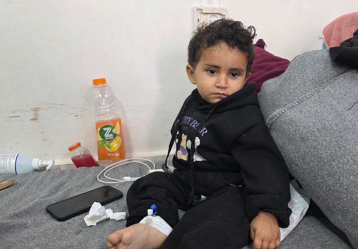 يتلقى أطفال مصابون بالتهاب السحايا العلاج في مستشفى ناصر بخان يونس، وسط تحذيرات طبية من تفشٍّ مقلق للمرض داخل خيام النازحين، 30 يناير/كانون الثاني 2026. تصوير: طارق محمد