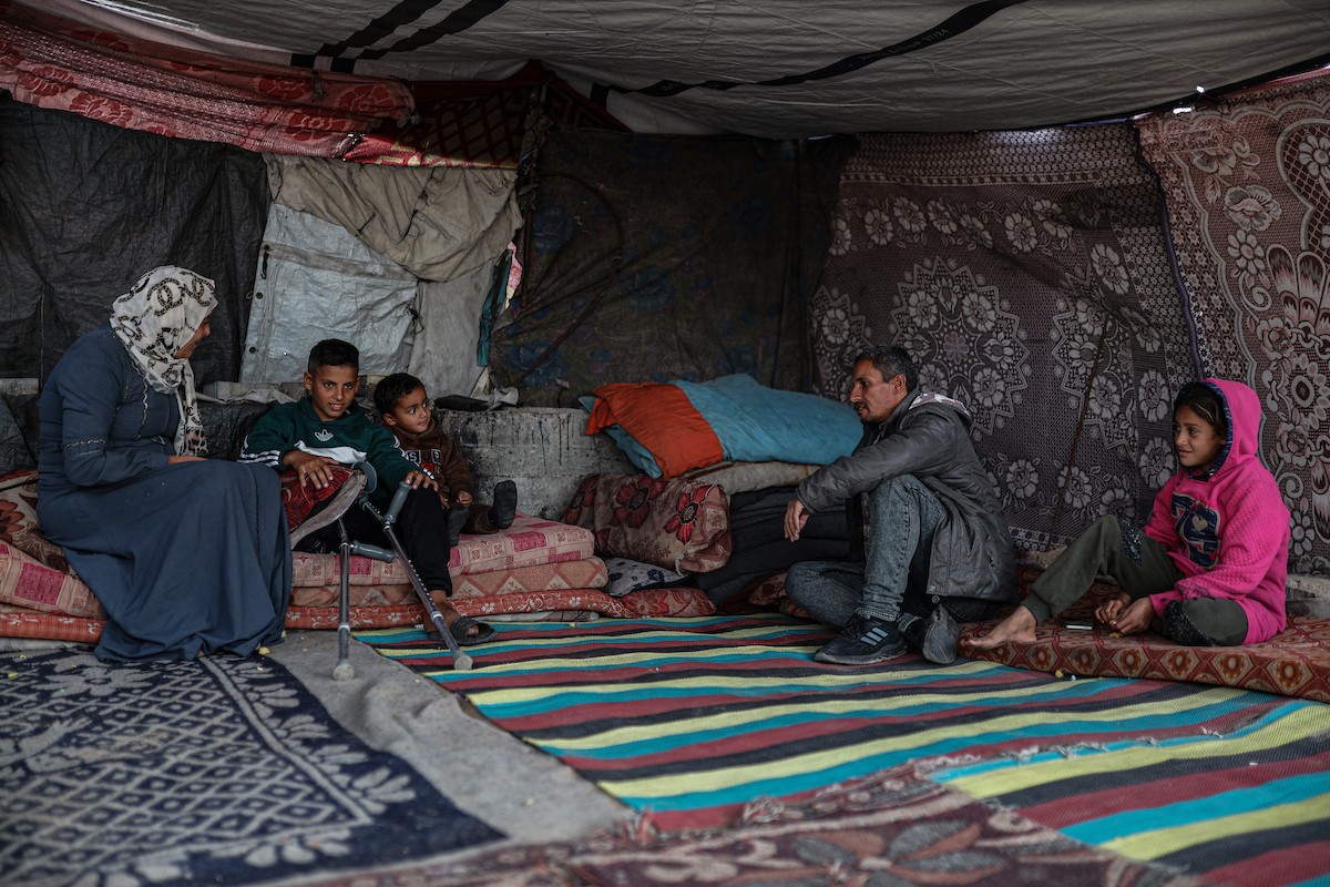 الطفل عمر حلاوة (13عاما) يزور مكان دفن ساقه المبتور يوميا، بعد إصابته في غارة إسرائيلية خلال الحرب على غزة، 31 ديسمبر/كانون الأول 2025. تصوير: عمر أشتوي