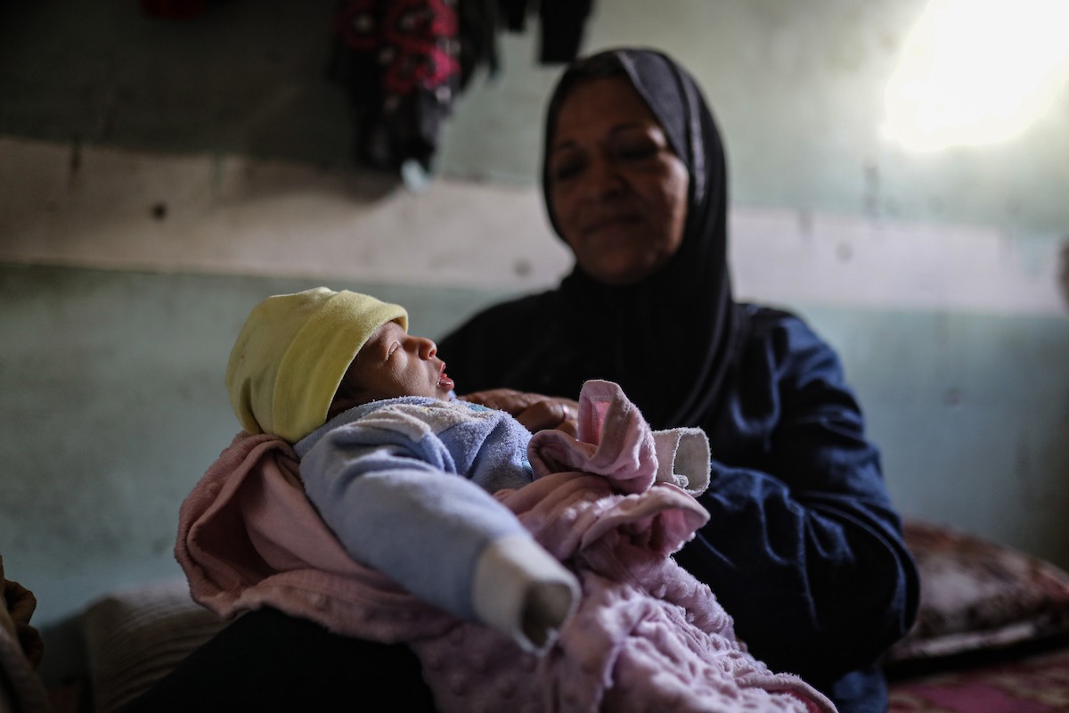 عائلات فلسطينية نزحت جراء الهجمات الإسرائيلية منذ 7 أكتوبر/تشرين الأول 2023، تأوي إلى مدرسة تابعة لوكالة الأونروا في حي تل الهوى بمدينة غزة. 26 يناير/كانون الثاني 2026، بعدسة عمر أشتوي