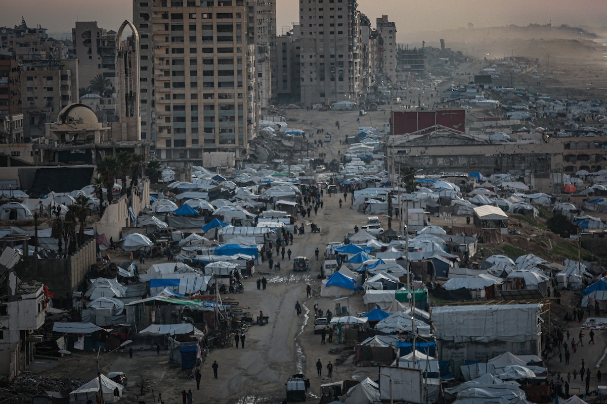 مشاهد عامة لخيام النازحين على شاطئ مدينة غزة. يعاني النازحون معاناة مضاعفة من ويلات النزاع وقسوة الأحوال الجوية، إذ لا توفر الخيام أي حماية من برد الشتاء القارس والأمطار الغزيرة، 3 يناير/كانون الثاني 2026. تصوير: عمر أشتوي