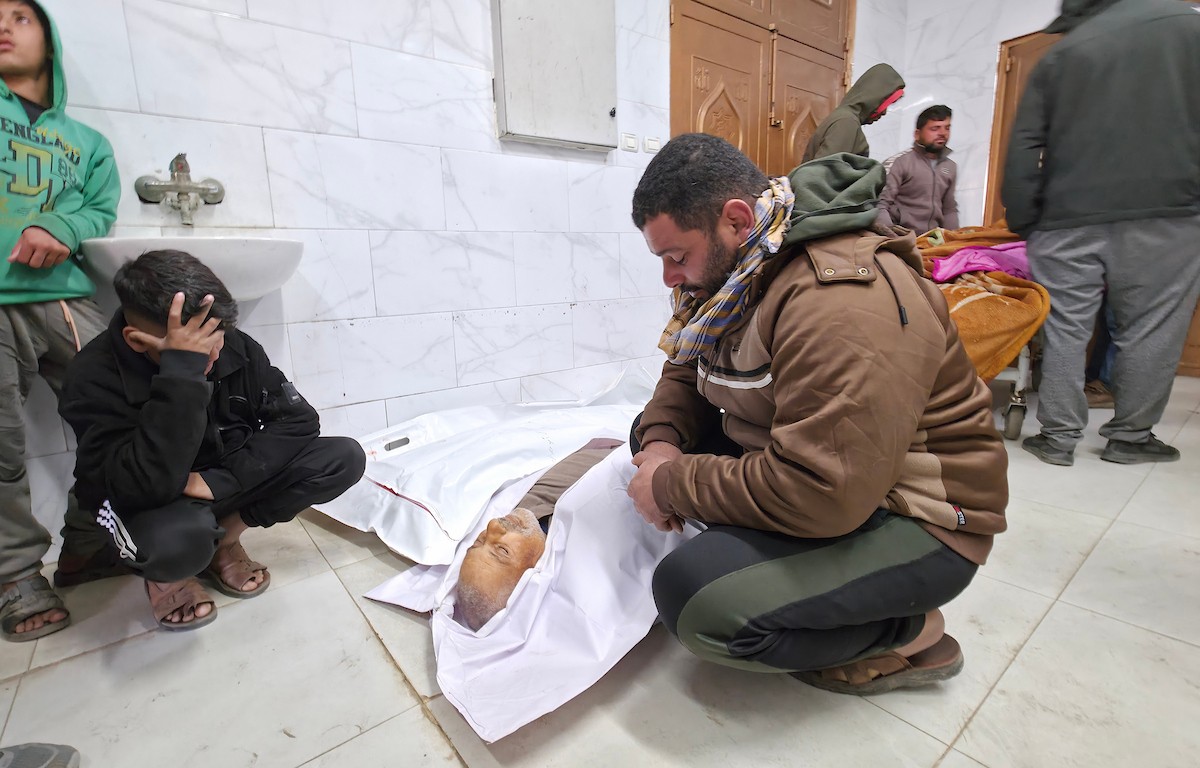 ينعى الفلسطينيون أرواح ذويهم بعد أن استهدفت القوات الإسرائيلية خيمةً تؤوي نازحين مدنيين بطائرة مسيرة في خان يونس جنوب قطاع غزة في 31 يناير/كانون الثاني 2026. (صورة: طارق محمد)