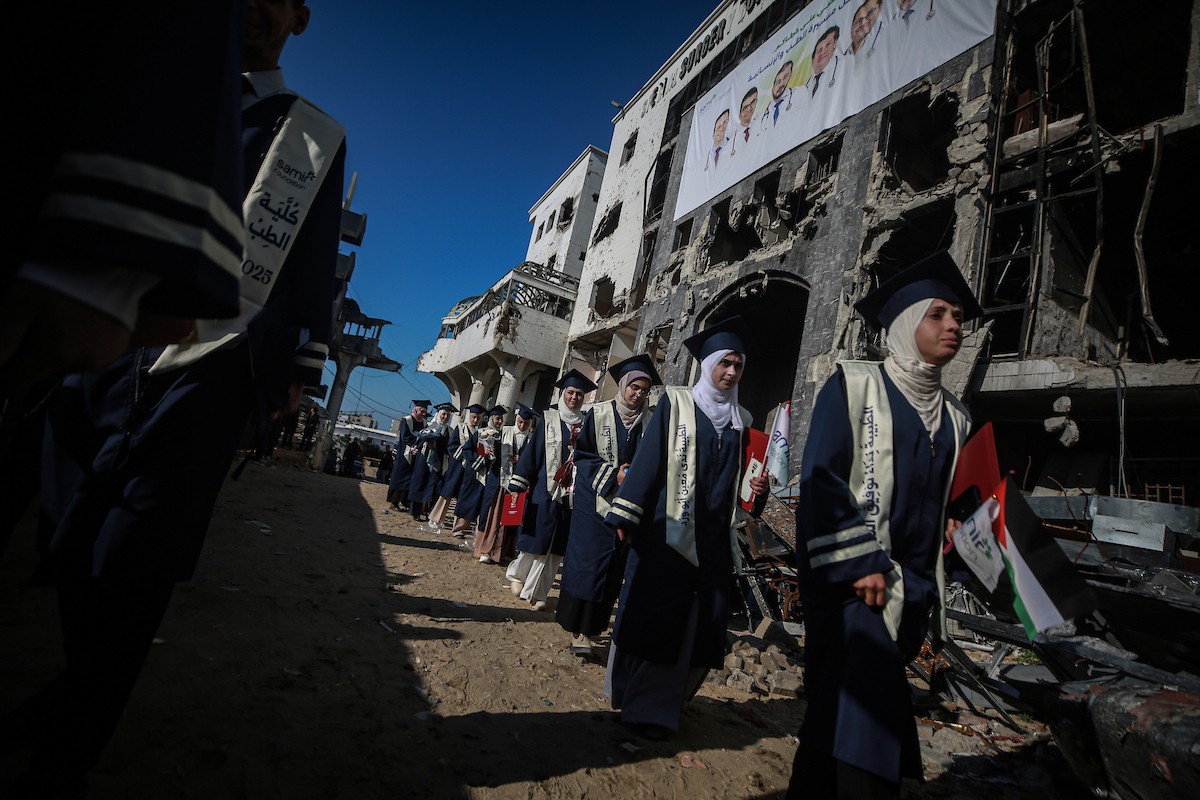 حفل تخرج لـ ٢٣٠ طالبًا وطالبةً في كلية الطب بمجمع الشفاء الطبي (مستشفى الشفاء)، الذي تضرر بشدة جراء الهجمات العسكرية الإسرائيلية على مدينة غزة في ٣ يناير/كانون الثاني ٢٠٢٦. صورة: عمر أشتوي