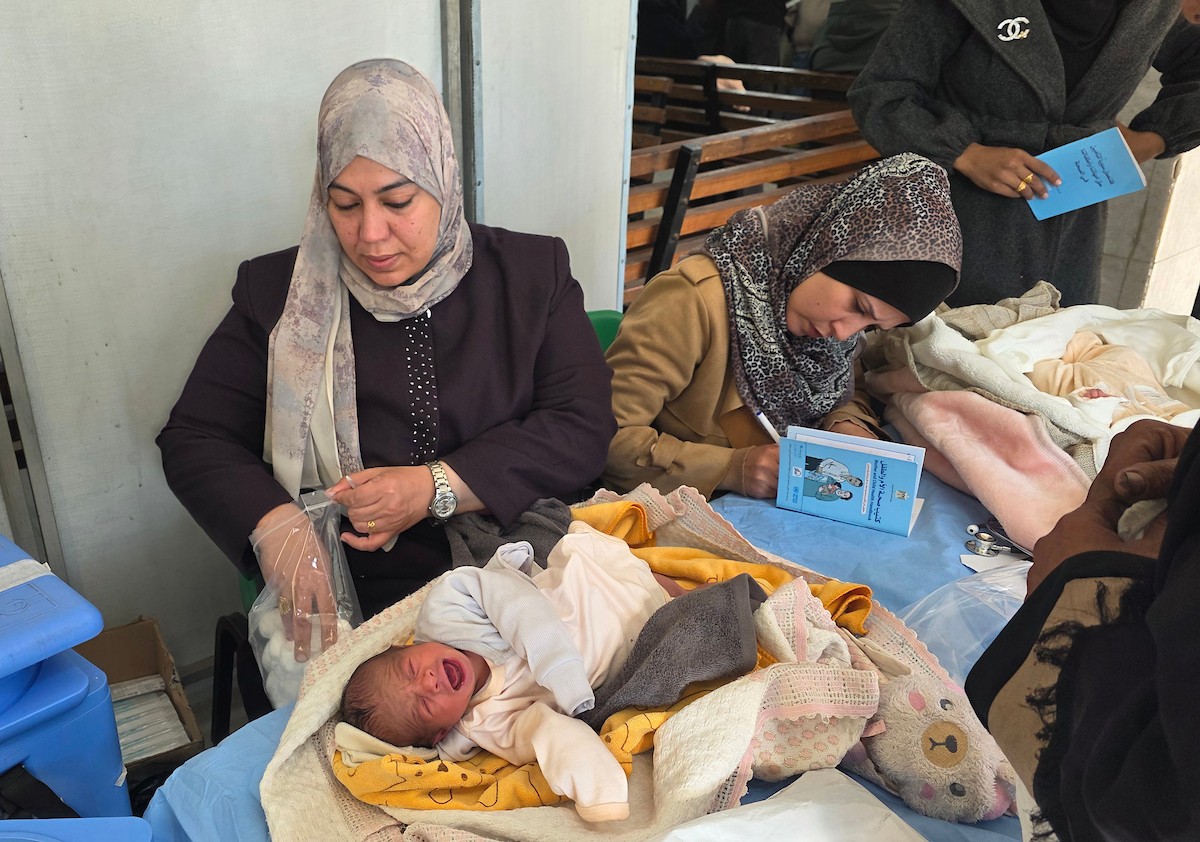 يتلقى الأطفال (دون سن الثالثة) التطعيمات في مستشفى ناصر بخان يونس جنوب قطاع غزة، 18 يناير/كانون الثاني 2026.تصوير: طارق محمد