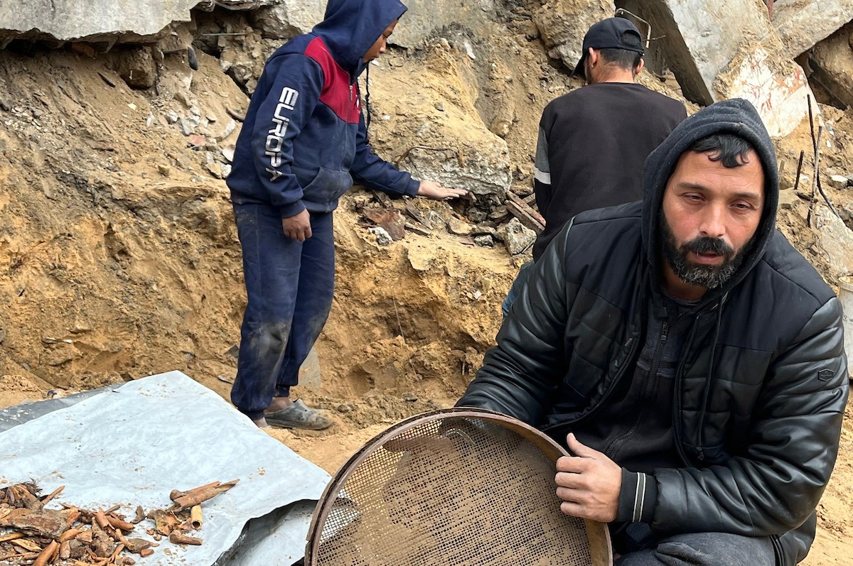 على مدى 160 يومًا، استخدم الفلسطيني اسماعيل ابو حماد، البالغ من العمر 45 عامًا، مجرفة وفأسًا ومنخلًا في محاولة للعثور على رفات عائلته بعد أن فقد زوجته وأطفاله الستة في هجوم إسرائيلي على حي الصبرة بمدينة غزة ، 19 يناير/كانون الثاني 2026. (صورة: مطر الزاق)
