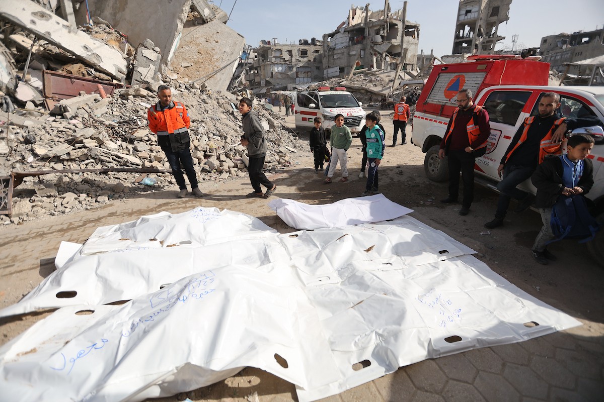 استخراج رفات 50 شهيدا دفنت خلال حرب الإبادة على قطاع غزة، من مقبرة مؤقتة في ساحات مسجد صلاح الدين بحي الزيتون، لنقلها إلى مقبرة دائمة في مدينة غزة، 25 يناير/كانون الثاني 2026. صورة: عمر أشتوي