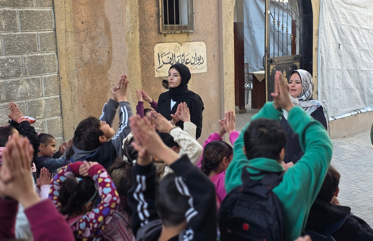 يتلقى الأطفال تعليمهم في أحد المراكز التعليمية بمدينة خان يونس جنوب قطاع غزة وسط مخاوف مستمرة من الغارات الإسرائيلية، نظرًا لموقعها القريب من 