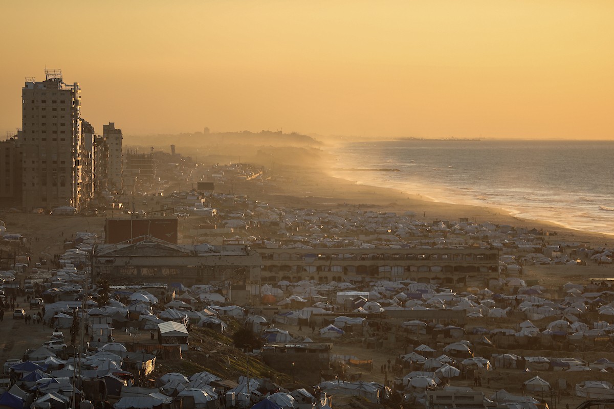 مشاهد عامة لخيام النازحين على شاطئ مدينة غزة. يعاني النازحون معاناة مضاعفة من ويلات النزاع وقسوة الأحوال الجوية، إذ لا توفر الخيام أي حماية من برد الشتاء القارس والأمطار الغزيرة، 3 يناير/كانون الثاني 2026. تصوير: عمر أشتوي