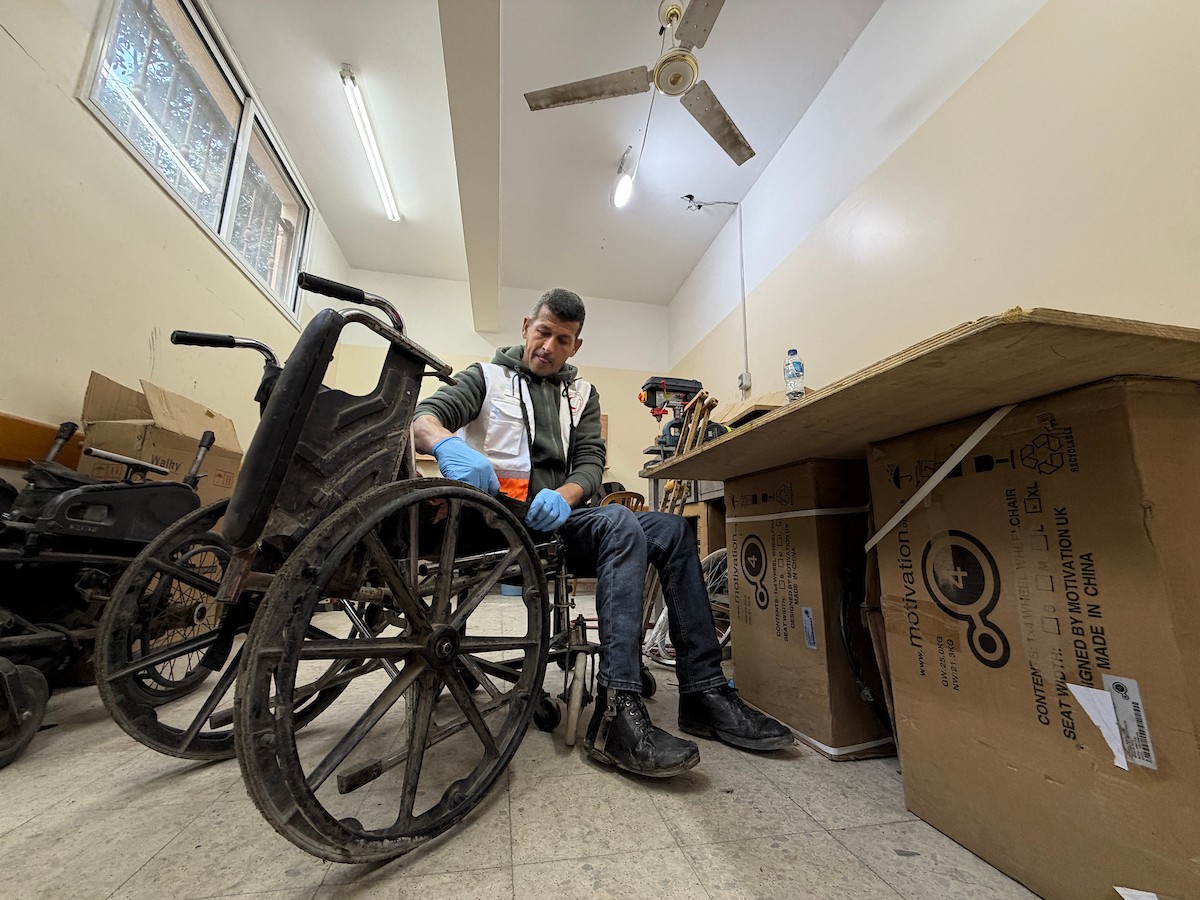 الفلسطيني رمزي الفجم يصلح كراسي متحركة لجرحى قطاع غزة متحديا إعاقته الشخصية ونقص المعدات الطبية ، خان يونس، جنوب قطاع غزة، 20 يناير/كانون الثاني 2026 تصوير: محمد سلامة / وكالة الأنباء الفلسطينية (APA Images)