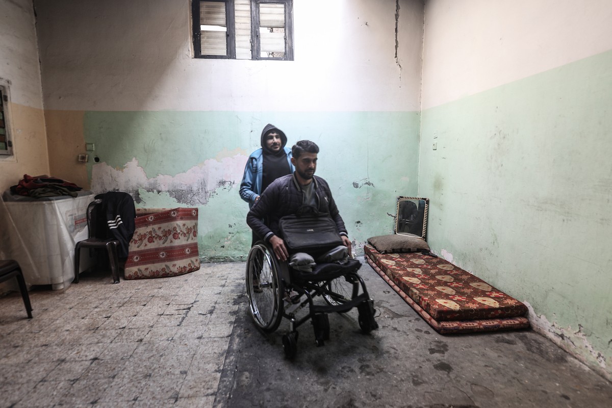  المعلّم سعيد خليل عزم (33 عامًا) أُصيب بجروح بالغة أدّت إلى بتر قدميه، جراء قصف إسرائيلي خلال الحرب على غزة، في مخيم البريج وسط القطاع،  يناير/كانون الثاني 2026. تصوير: معز صالحي