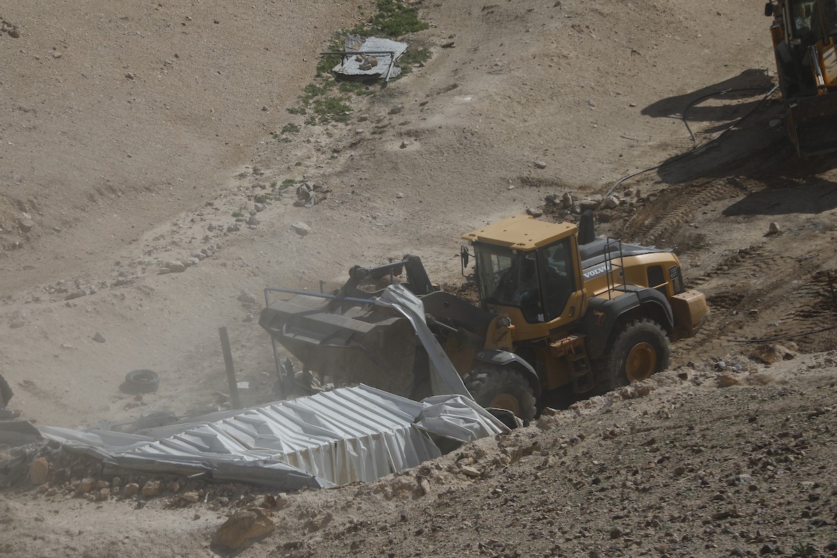 جرافات عسكرية إسرائيلية تهدم ستة منازل تعود لسكان بدو فلسطينيين جنوب الخليل، ضمن حملة أوسع تستهدف المجتمعات البدوية في المنطقة، 26 يناير/كانون الثاني 2026. صورة: مأمون وزواز