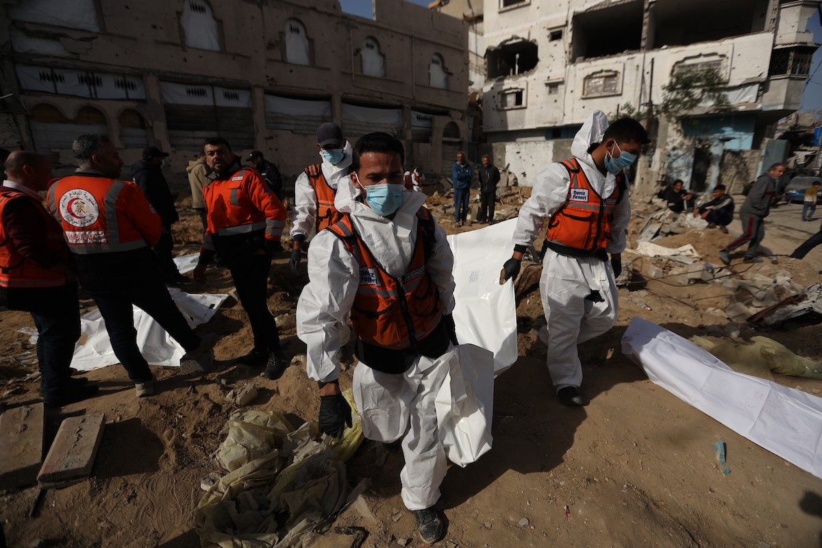 استخراج رفات 50 شهيدا دفنت خلال حرب الإبادة على قطاع غزة، من مقبرة مؤقتة في ساحات مسجد صلاح الدين بحي الزيتون، لنقلها إلى مقبرة دائمة في مدينة غزة، 25 يناير/كانون الثاني 2026. صورة: عمر أشتوي