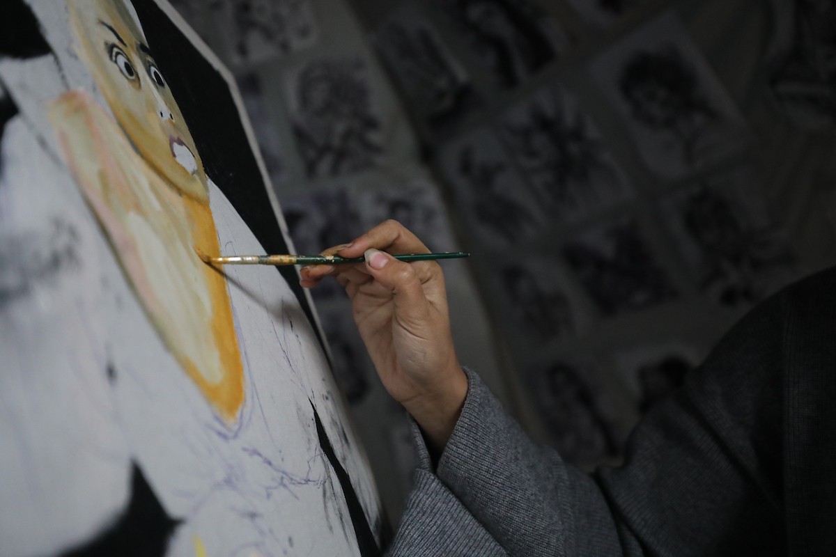 الفلسطينية مرَح خالد الزعانين (18 عاما) تحول خيمة نزوحها في مدينة غزة إلى معرض فني، 28 يناير/كانون الثاني 2026. تصوير: عمر أشتوي