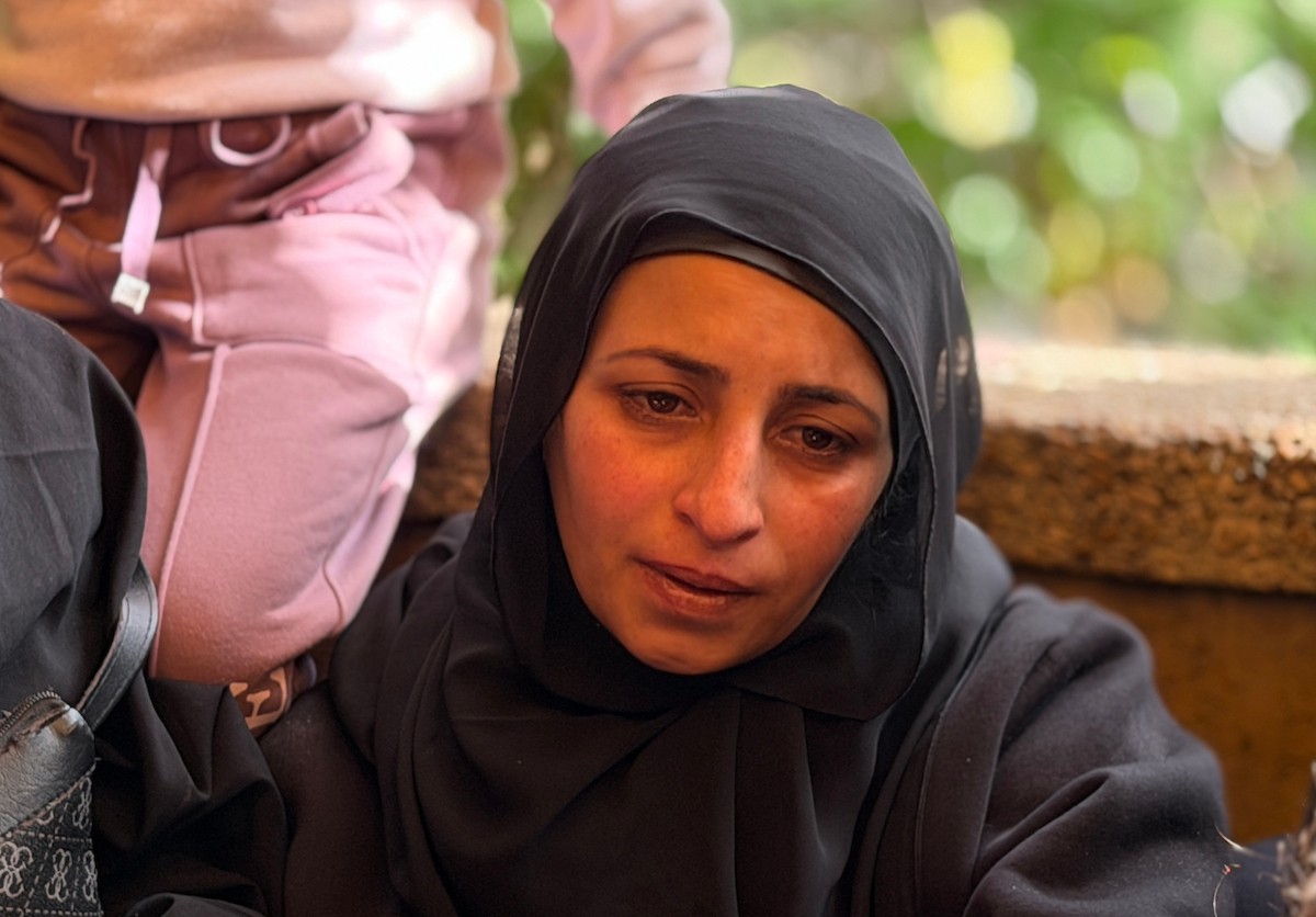 فلسطينيون ينعون جثمان رجل في مجمع ناصر الطبي بخان يونس جنوب قطاع غزة بعد وصوله إلى المستشفى إثر إصابته بجروح جراء غارة إسرائيلية، ١٠ يناير/كانون الثاني ٢٠٢٦. تصوير: محمد سلامة