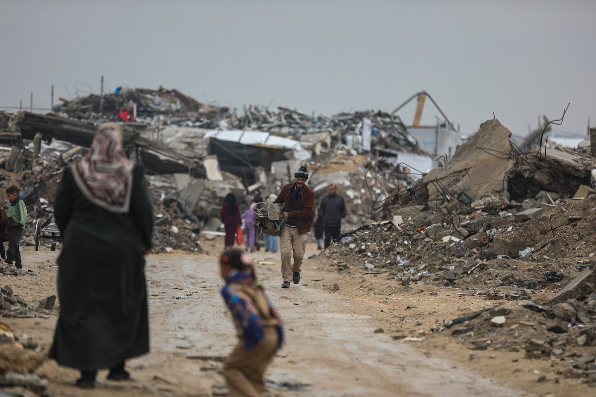 يواصل الفلسطينيون النازحون، الذين لجأوا إلى خيام مؤقتة ومدارس أو منازل متضررة بشدة، حياتهم وسط الأزمة الإنسانية المستمرة الناجمة عن الحصار الإسرائيلي في مخيم جباليا، شمال قطاع غزة، في 18 يناير/كانون الثاني 2026. صورة: عمر أشتوي