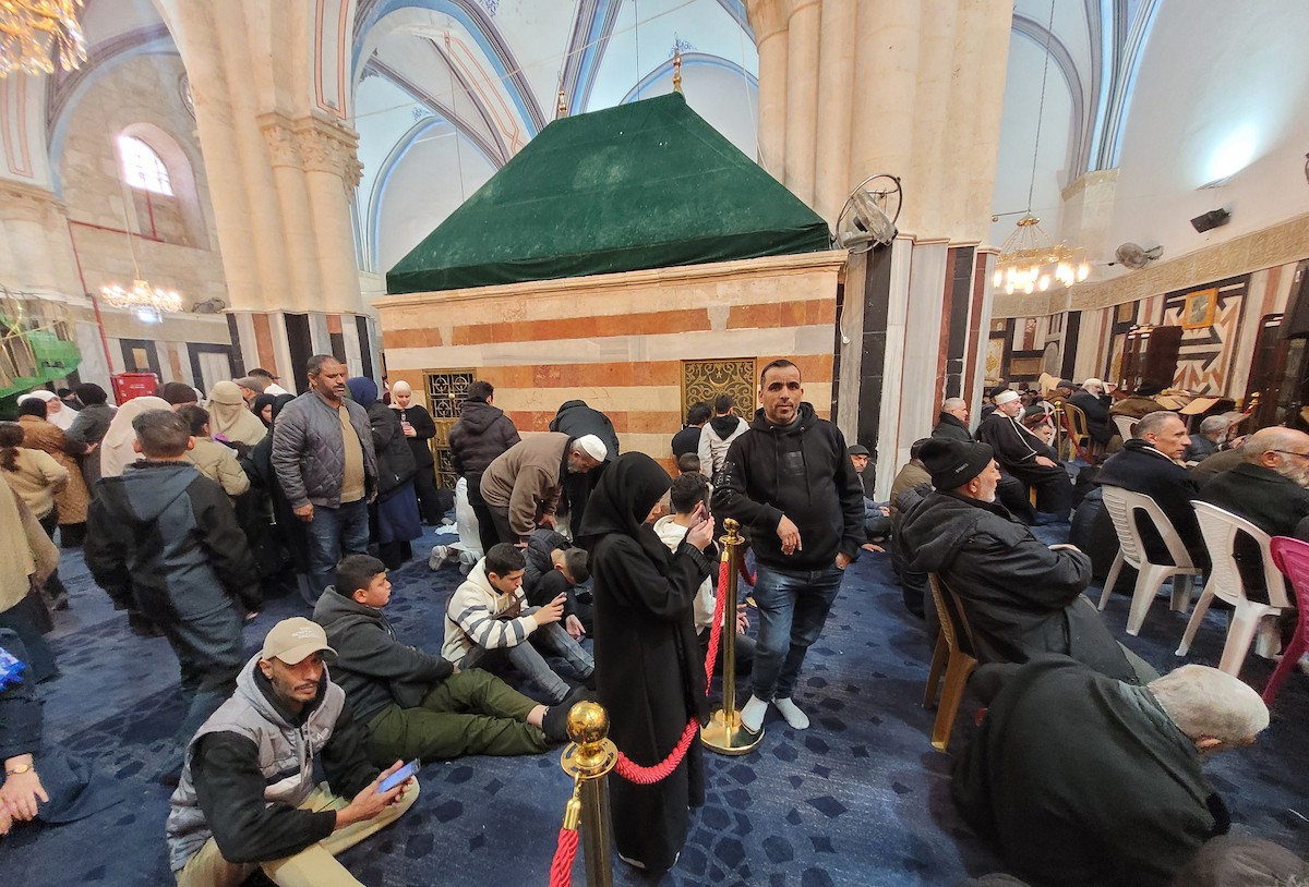 تجمّع فلسطينيون في الحرم الإبراهيمي بالخليل، الضفة الغربية، لإحياء ذكرى الإسراء والمعراج، رغم القيود الإسرائيلية وحظر الصلاة داخل المسجد، في 17 يناير/كانون الثاني 2026. (صورة: مأمون وزواز)