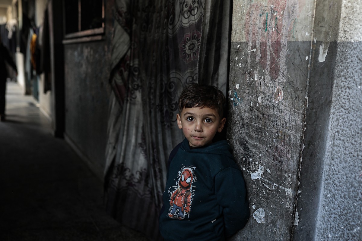 عائلات فلسطينية نزحت جراء الهجمات الإسرائيلية منذ 7 أكتوبر/تشرين الأول 2023، تأوي إلى مدرسة تابعة لوكالة الأونروا في حي تل الهوى بمدينة غزة. 26 يناير/كانون الثاني 2026، بعدسة عمر أشتوي