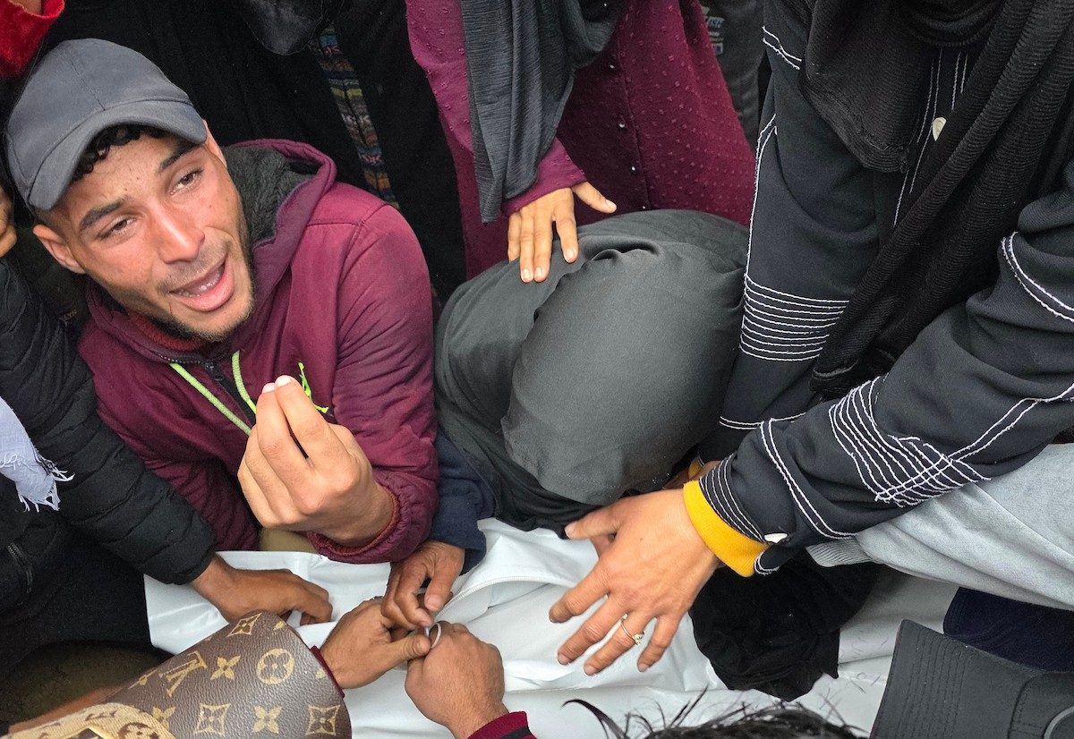 ودّع الفلسطينيون الطفل جثمان حسين أبو سبلة، البالغ من العمر 17 عامًا، في مستشفى ناصر بمدينة خان يونس جنوب قطاع غزة. وقد استشهد أبو سبلة بنيران الجيش الإسرائيلي قرب منطقة التحلية، شرق خان يونس. 19 يناير/كانون الثاني 2026. صورة: (طارق محمد)